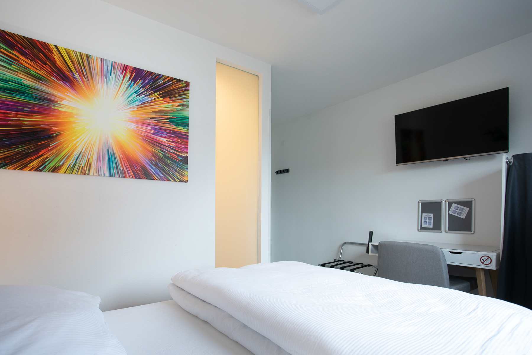 Double room with private bathroom and toilet - Image 2