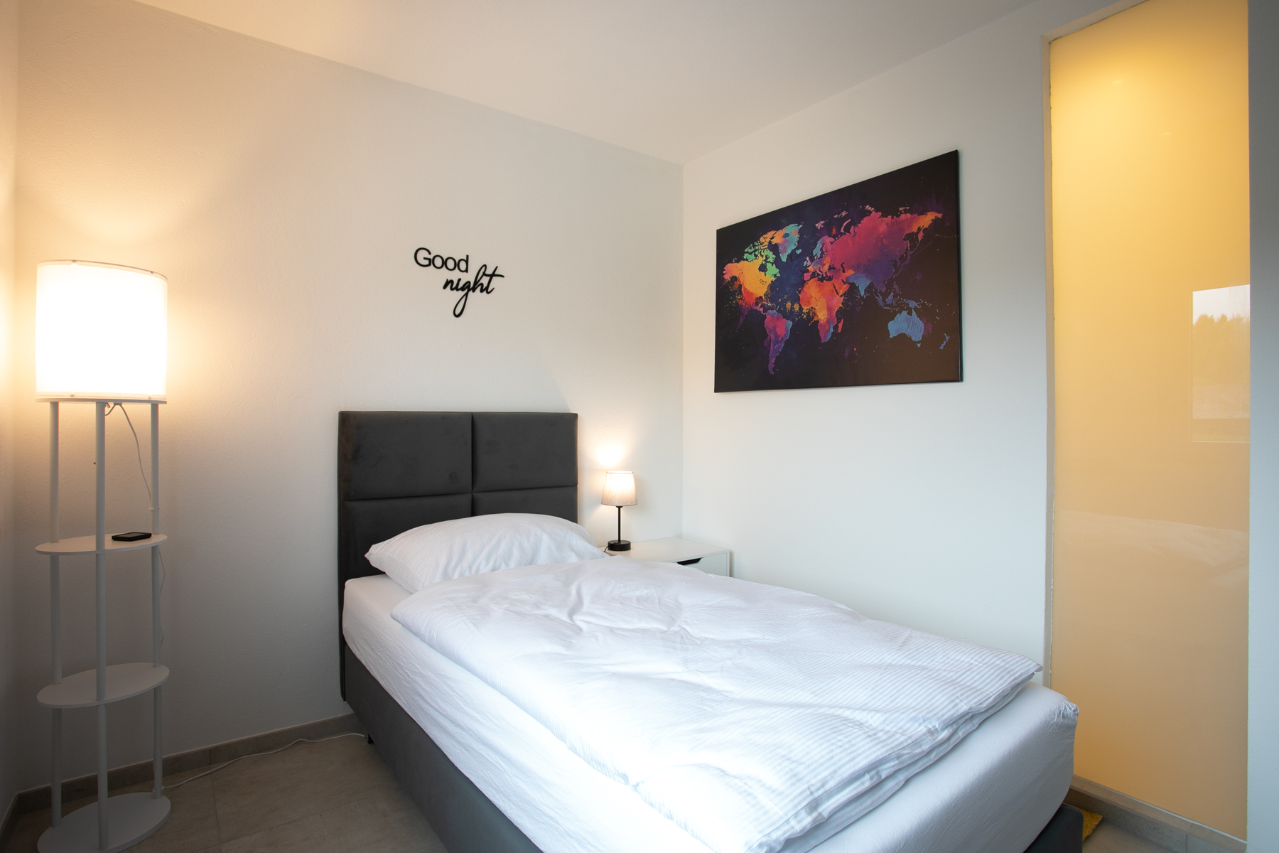 Single room with private bathroom and toilet - Image 1