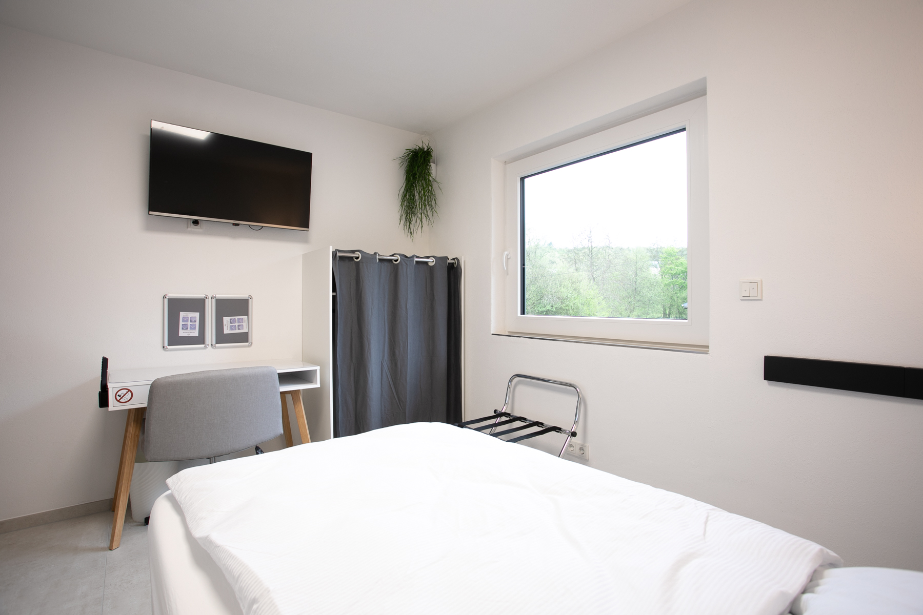 Single room with private bathroom and toilet - Image 2