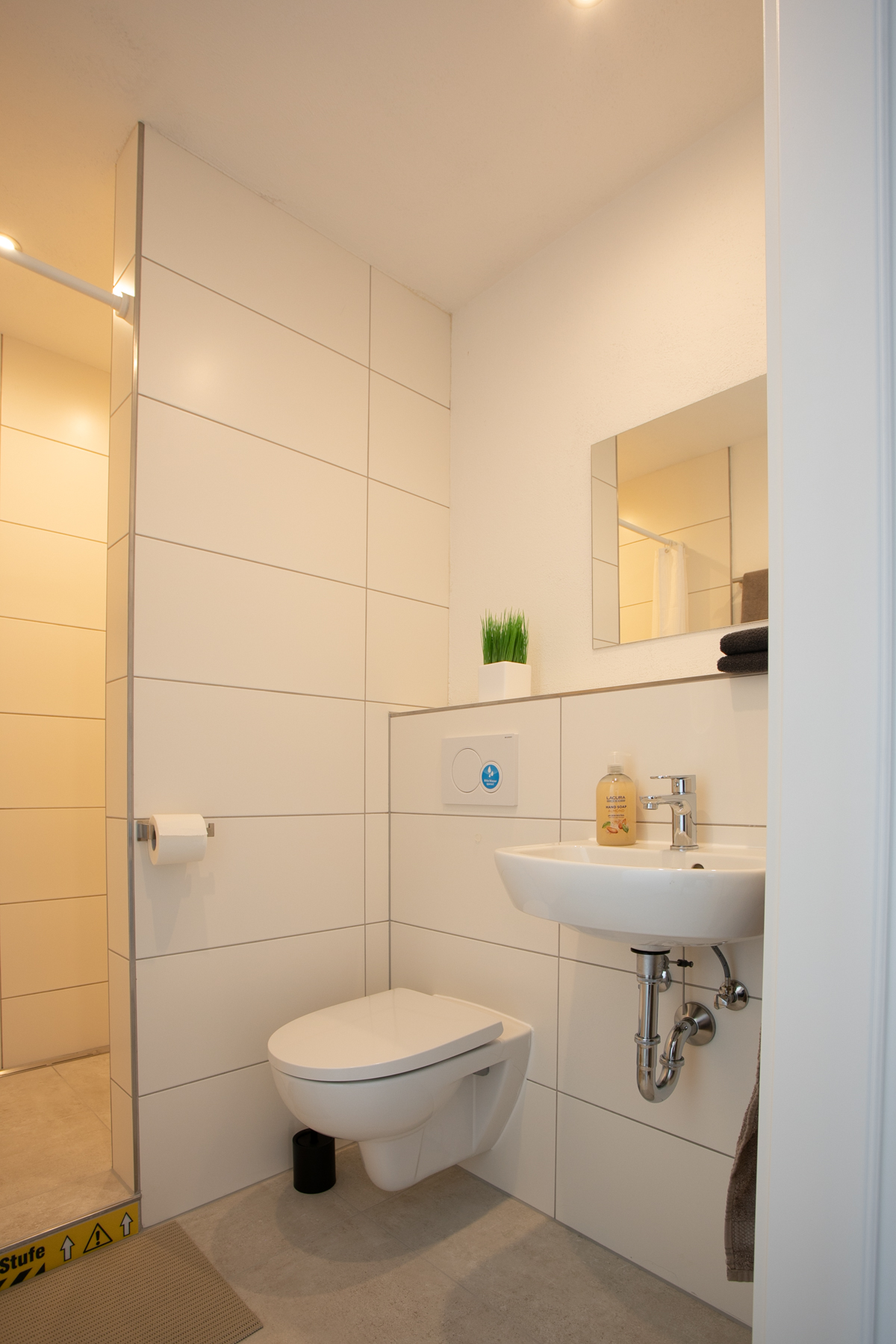 Single room with private bathroom and toilet - Image 3