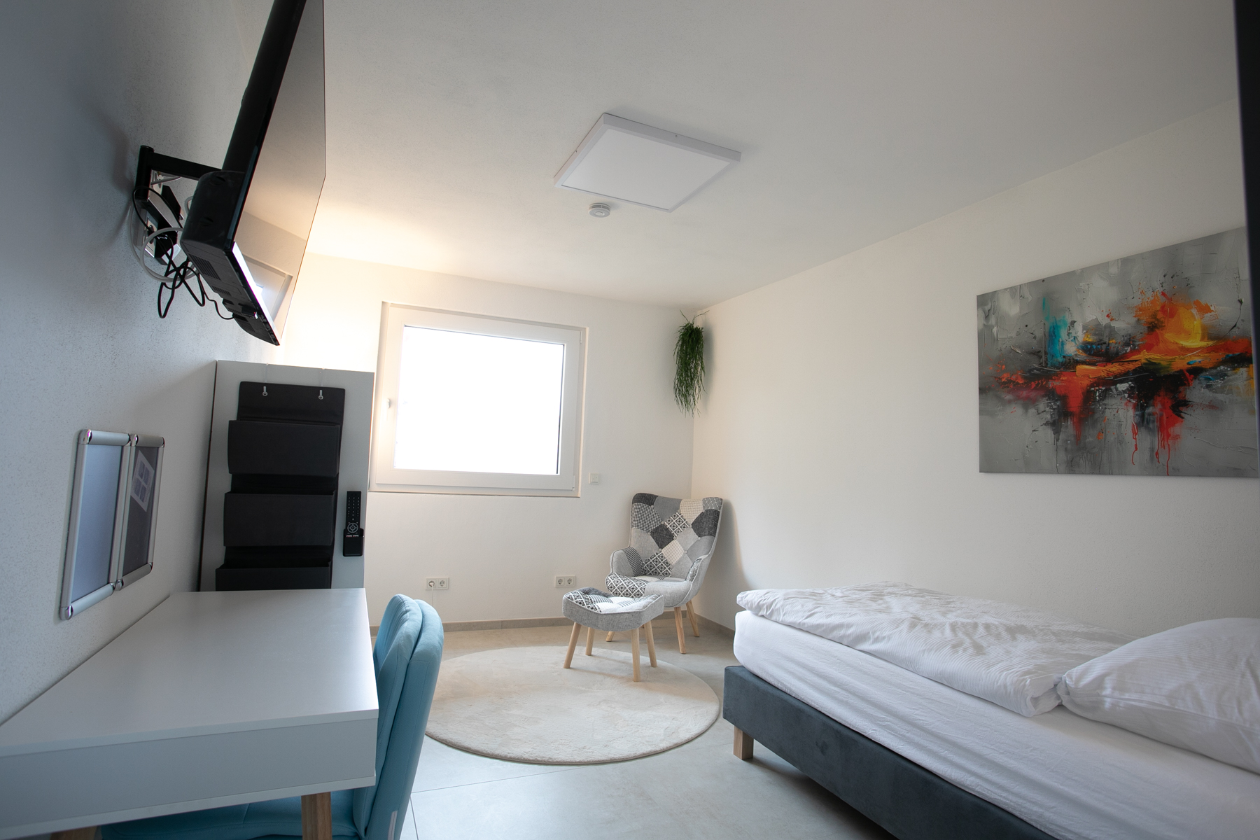 Single room with bathroom/toilet area on the floor - Image 1