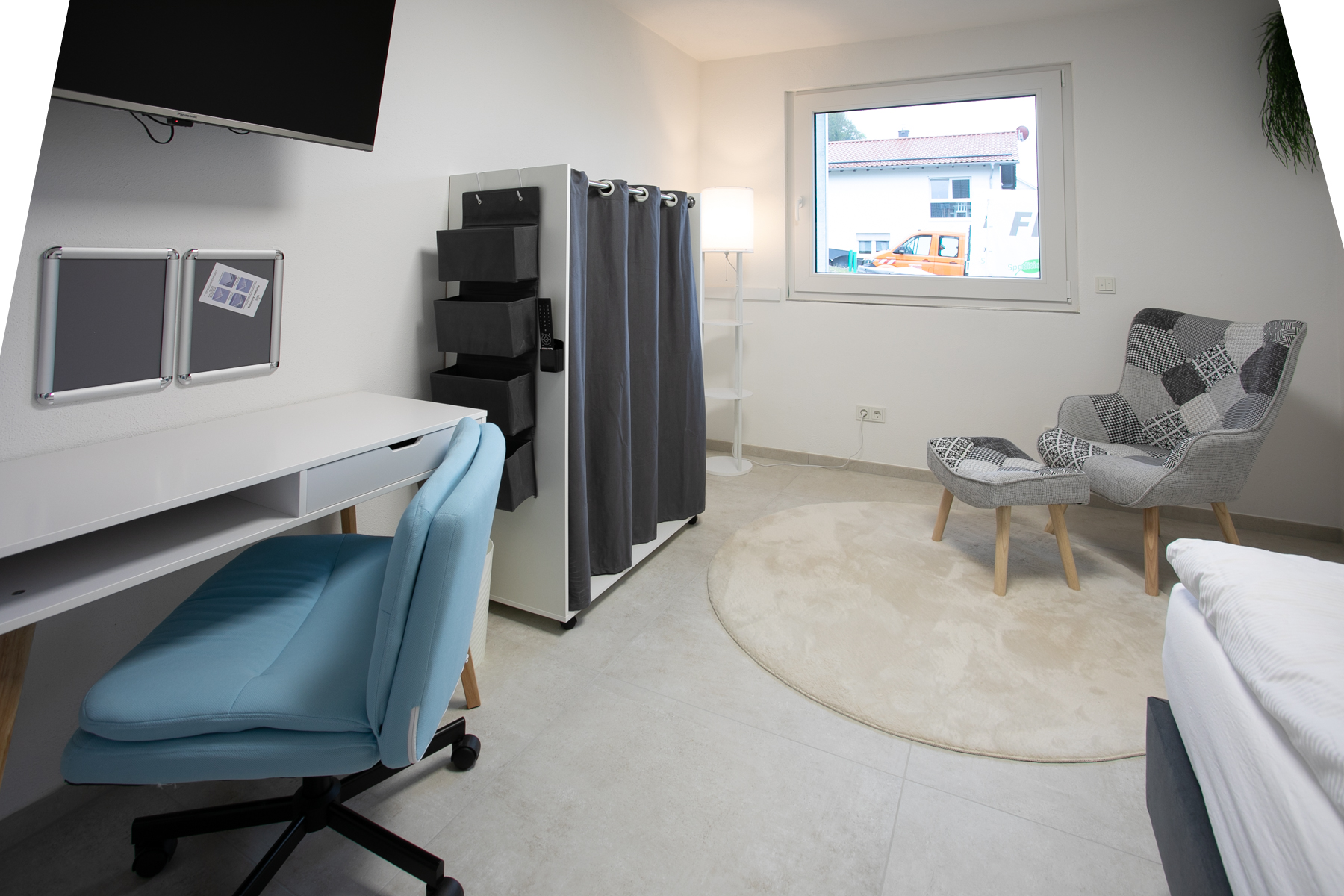 Single room with bathroom/toilet area on the floor - Image 2