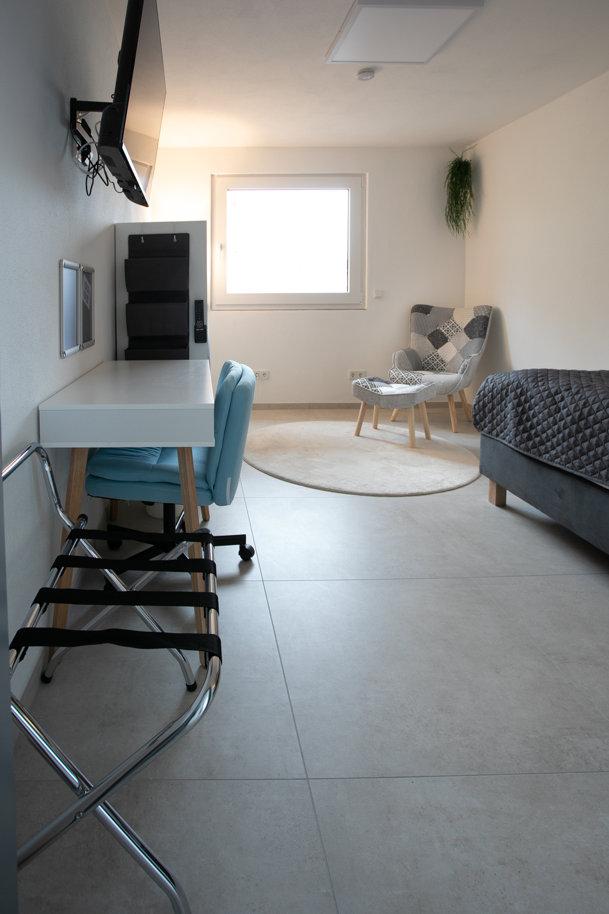Single room with bathroom/toilet area on the floor - Image 3