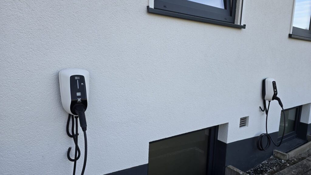 Zwei Wallboxen zum Laden von Elektroautos an der Fassade des Walters Weidelbach